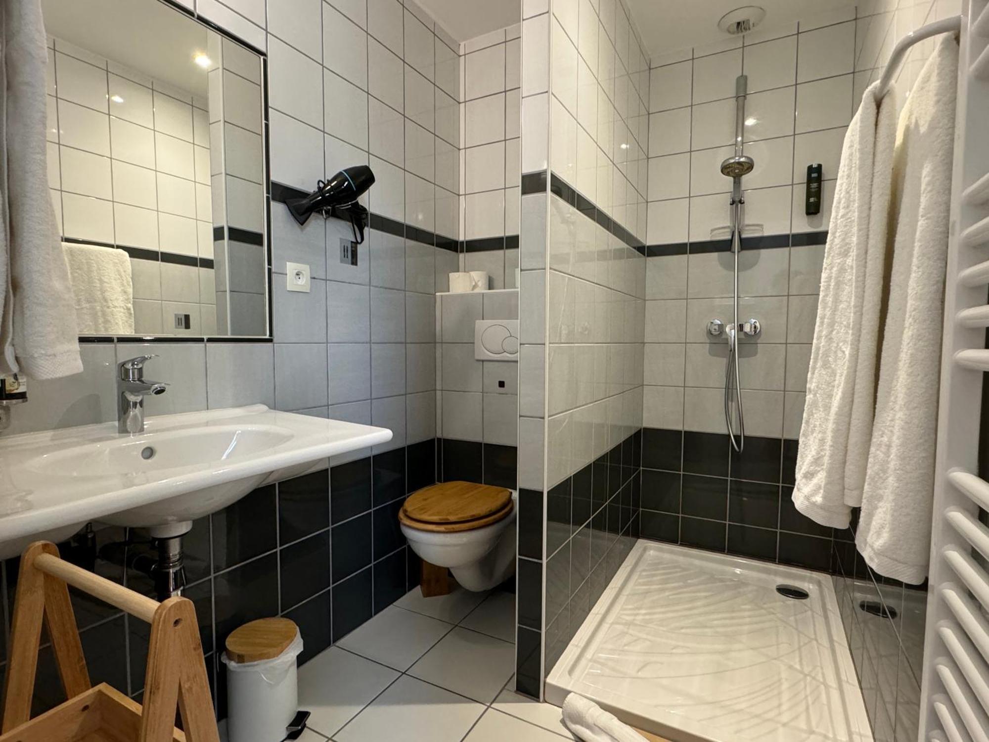 Logis Hotel Le Richelieu - Royan Atlantique Saujon Esterno foto